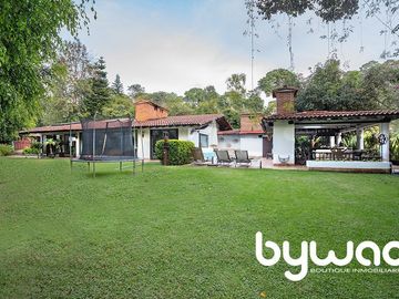 CASA EN AVÁNDARO CON GRAN JARDÍN