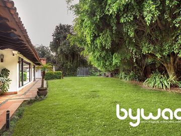 CASA EN AVÁNDARO CON GRAN JARDÍN