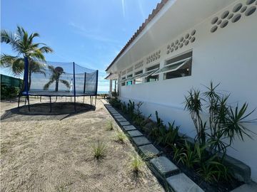 VENTA DE CASA DE PLAYA REMODELADA EN EL PALMAR