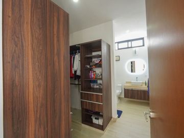 CASA EQUIPADA EN VENTA EN PRIVADA CANARIA AL NORTE DE MERIDA.