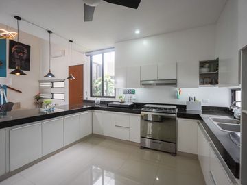 CASA EQUIPADA EN VENTA EN PRIVADA CANARIA AL NORTE DE MERIDA.