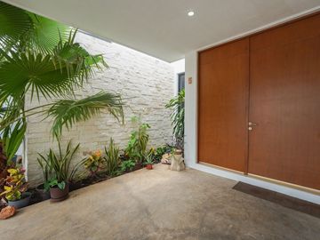 CASA EQUIPADA EN VENTA EN PRIVADA CANARIA AL NORTE DE MERIDA.