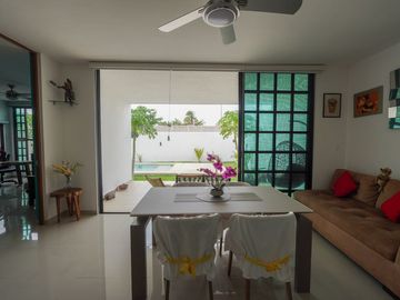 CASA EQUIPADA EN VENTA EN PRIVADA CANARIA AL NORTE DE MERIDA.