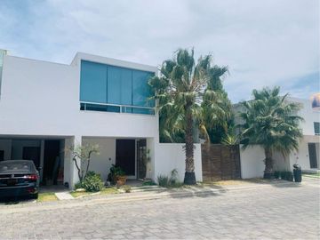 Casa en venta con amplio jardín de 3 recámaras, en fracc zona Zerezotla.