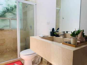Casa en venta con amplio jardín de 3 recámaras, en fracc zona Zerezotla.