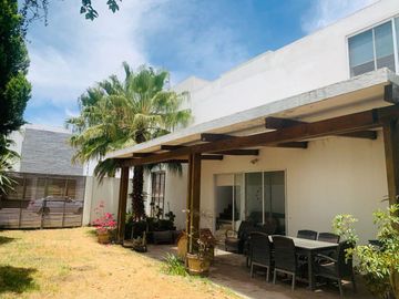 Casa en venta con amplio jardín de 3 recámaras, en fracc zona Zerezotla.