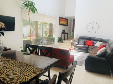 Casa en venta con amplio jardín de 3 recámaras, en fracc zona Zerezotla.