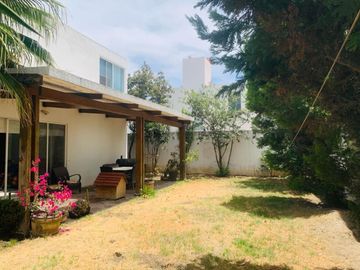 Casa en venta con amplio jardín de 3 recámaras, en fracc zona Zerezotla.