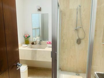 Casa en venta con amplio jardín de 3 recámaras, en fracc zona Zerezotla.