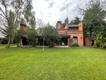 HERMOSA CASA QUINTA EN BARRIO PARQUE GORRITI