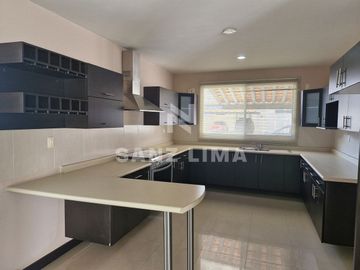 PALMA REAL: Casa confortable, con gran iluminación y terminados de lujo.