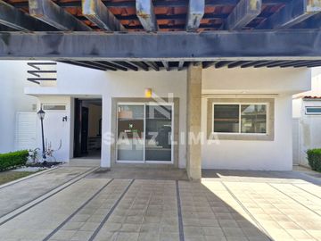 PALMA REAL: Casa confortable, con gran iluminación y terminados de lujo.