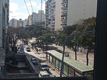 MARAVILLOSO PISO EN VICENTE LÓPEZ, Sobre Avda. Maipú 400, 4 ambientes, Cocina Comedor Diario y Dormitorio de servicio.
