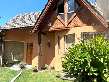 Casa 3 ambientes  en venta en complejo arbolado con parque- Ituzaingó Norte
