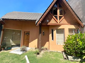 Casa 3 ambientes  en venta en complejo arbolado con parque- Ituzaingó Norte