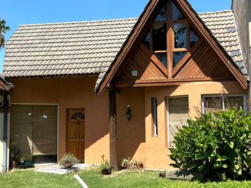 Casa 3 ambientes  en venta en complejo arbolado con parque- Ituzaingó Norte