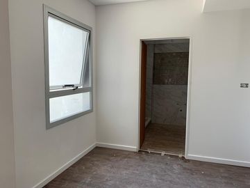 Venta - Gran ambiente tipo loft c/balcón y patio al frente. Muy luminoso - Belgrano - A estrenar