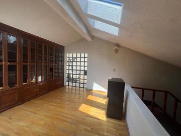 Amplia casa en Venta en Valle Dorado
