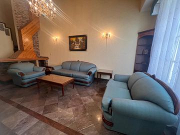 Amplia casa en Venta en Valle Dorado