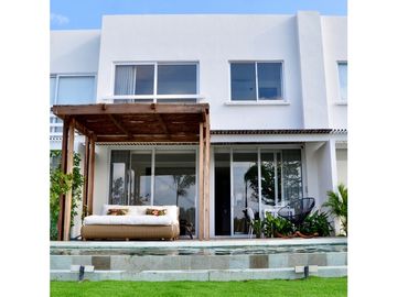 VENTA CASA CON PISCINA EN KARIBANA