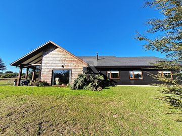 CASA EN PARCELA DE 8.400M2 A SÓLO 5KM DEL CENTRO