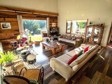 CASA EN PARCELA DE 8.400M2 A SÓLO 5KM DEL CENTRO