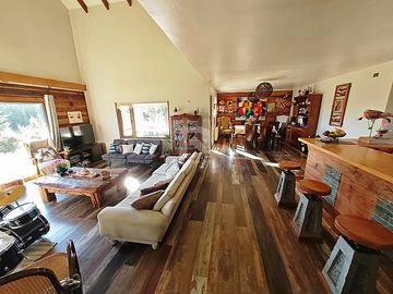 CASA EN PARCELA DE 8.400M2 A SÓLO 5KM DEL CENTRO