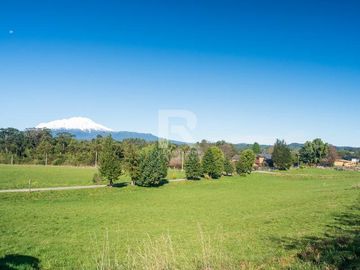 PARCELA EN CONDOMINIO CON VISTA VOLCANES Y ACCESO AL LAGO.