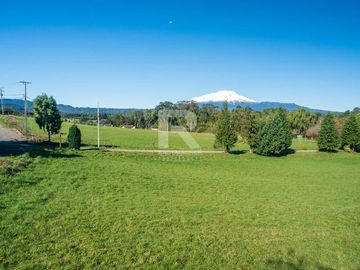 PARCELA EN CONDOMINIO CON VISTA VOLCANES Y ACCESO AL LAGO.