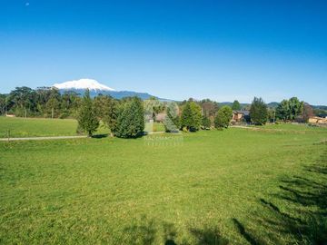 PARCELA EN CONDOMINIO CON VISTA VOLCANES Y ACCESO AL LAGO.