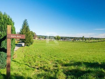PARCELA EN CONDOMINIO CON VISTA VOLCANES Y ACCESO AL LAGO.
