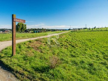 PARCELA EN CONDOMINIO CON VISTA VOLCANES Y ACCESO AL LAGO.