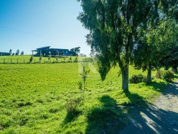 PARCELA EN CONDOMINIO CON VISTA VOLCANES Y ACCESO AL LAGO.