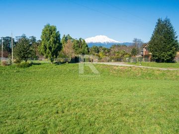PARCELA EN CONDOMINIO CON VISTA VOLCANES Y ACCESO AL LAGO.