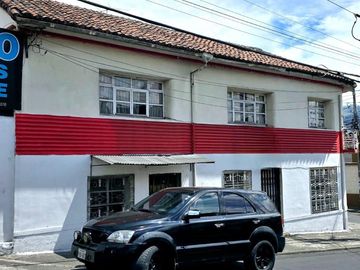 Casa Rentera en Venta con locales comerciales, lugar estratégico, sector Chimbacalle - Sur de Quito