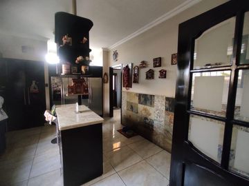 En venta villa con gran frente en urbanización Estancias del Río