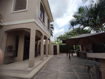 En venta villa con gran frente en urbanización Estancias del Río