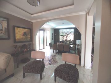 En venta villa con gran frente en urbanización Estancias del Río