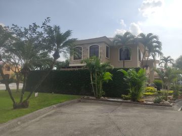 En venta villa con gran frente en urbanización Estancias del Río
