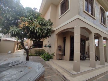 En venta villa con gran frente en urbanización Estancias del Río