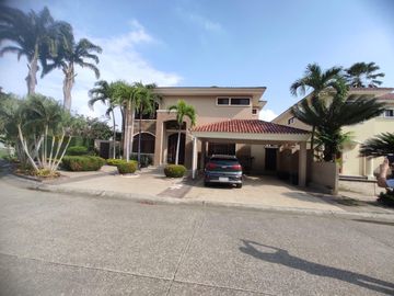 En venta villa con gran frente en urbanización Estancias del Río