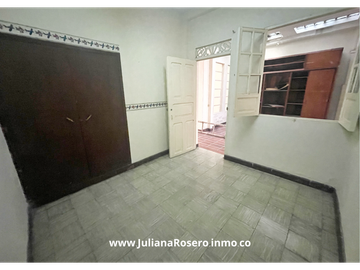 VENDO CASA GRANDE EN EL CENTRO  CON 2 APARTAMENTOS Y 1 OFICINA