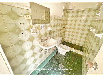VENDO CASA GRANDE EN EL CENTRO  CON 2 APARTAMENTOS Y 1 OFICINA
