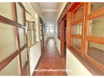 VENDO CASA GRANDE EN EL CENTRO  CON 2 APARTAMENTOS Y 1 OFICINA