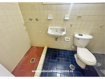 VENDO CASA GRANDE EN EL CENTRO  CON 2 APARTAMENTOS Y 1 OFICINA