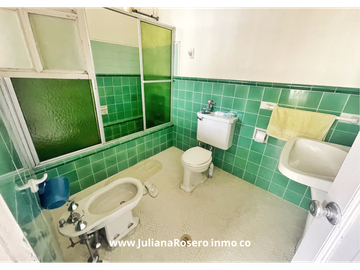 VENDO CASA GRANDE EN EL CENTRO  CON 2 APARTAMENTOS Y 1 OFICINA