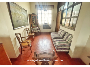 VENDO CASA GRANDE EN EL CENTRO  CON 2 APARTAMENTOS Y 1 OFICINA