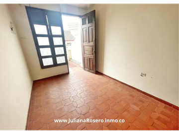 VENDO CASA GRANDE EN EL CENTRO  CON 2 APARTAMENTOS Y 1 OFICINA