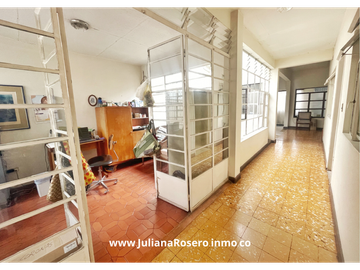 VENDO CASA GRANDE EN EL CENTRO  CON 2 APARTAMENTOS Y 1 OFICINA