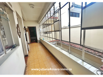 VENDO CASA GRANDE EN EL CENTRO  CON 2 APARTAMENTOS Y 1 OFICINA